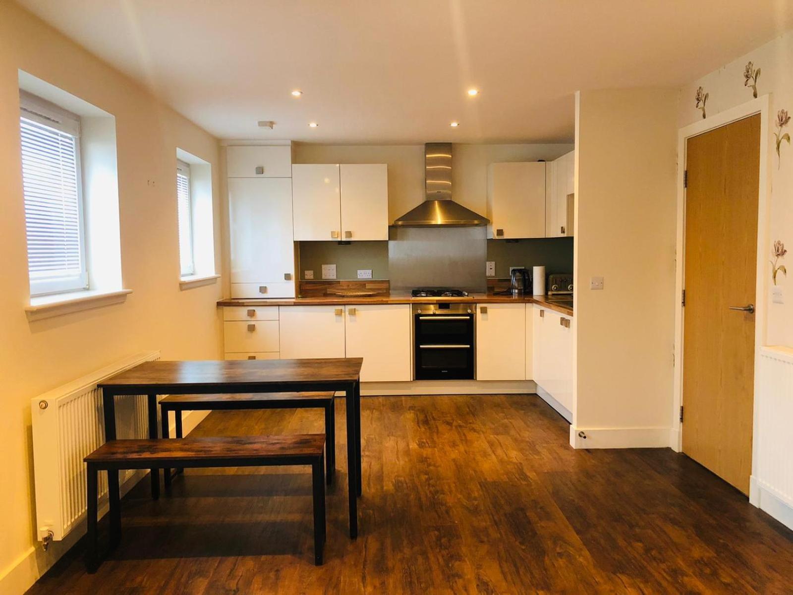 Stunning 2 Bedroom Flat In * EDI